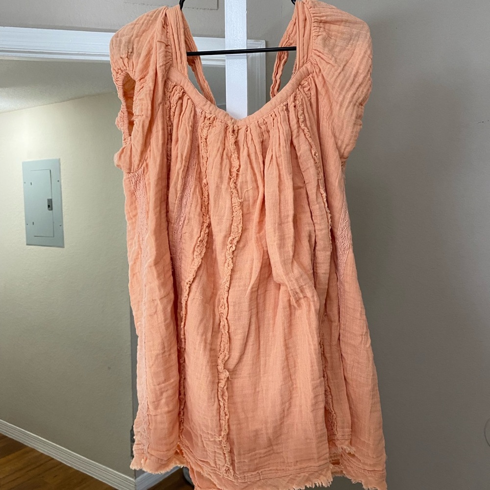 Worn once super comfy & flowy! Ties in the back and color is like a creamsicle